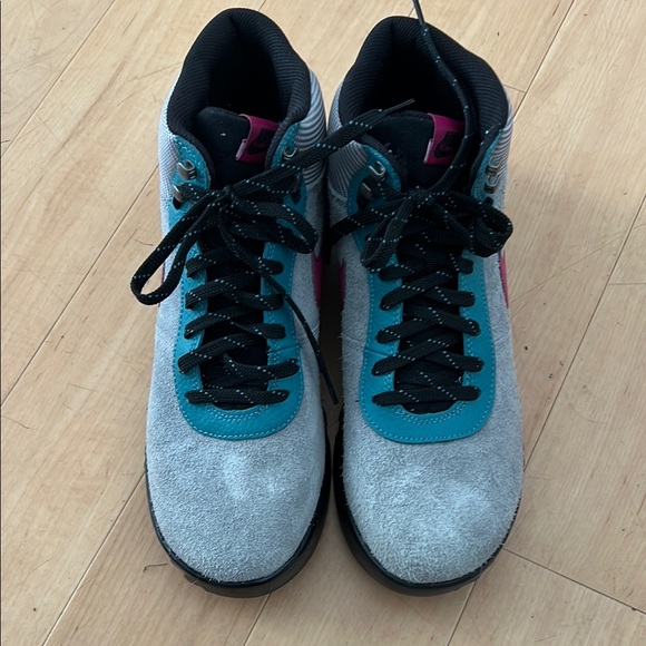 Nike Hoodland Particle Grey/Bright Magenta  size 11 - Picture 3 of 16